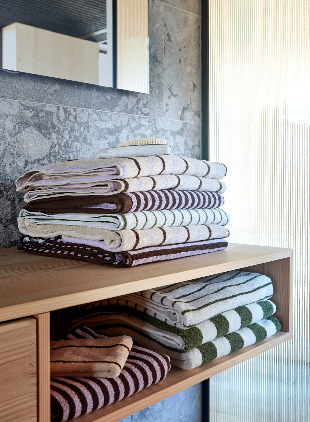 raita towel medium green offwhite 2