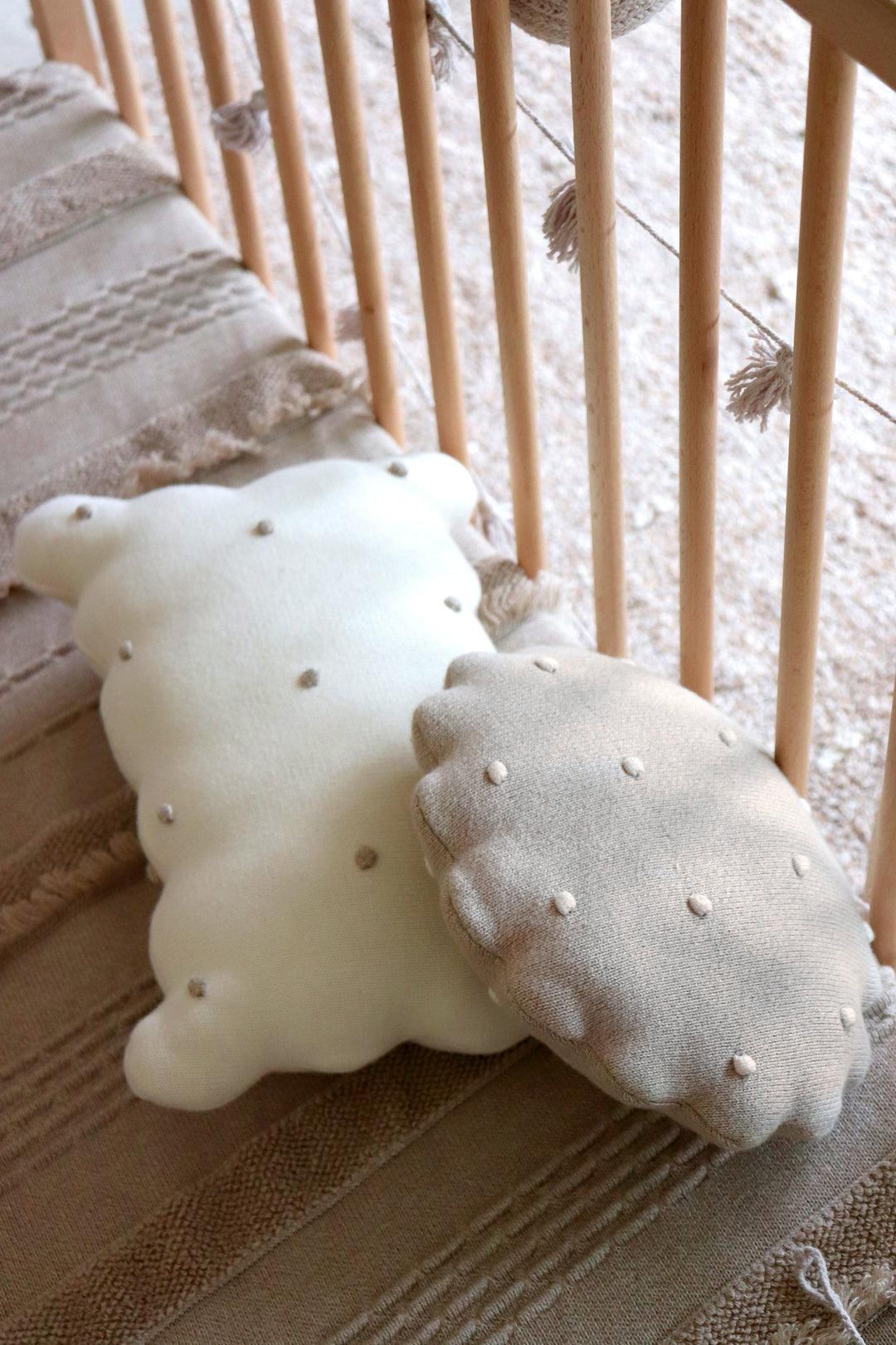 knitted cushion biscuit ivory by lorena canals sc biscuit ivo 8