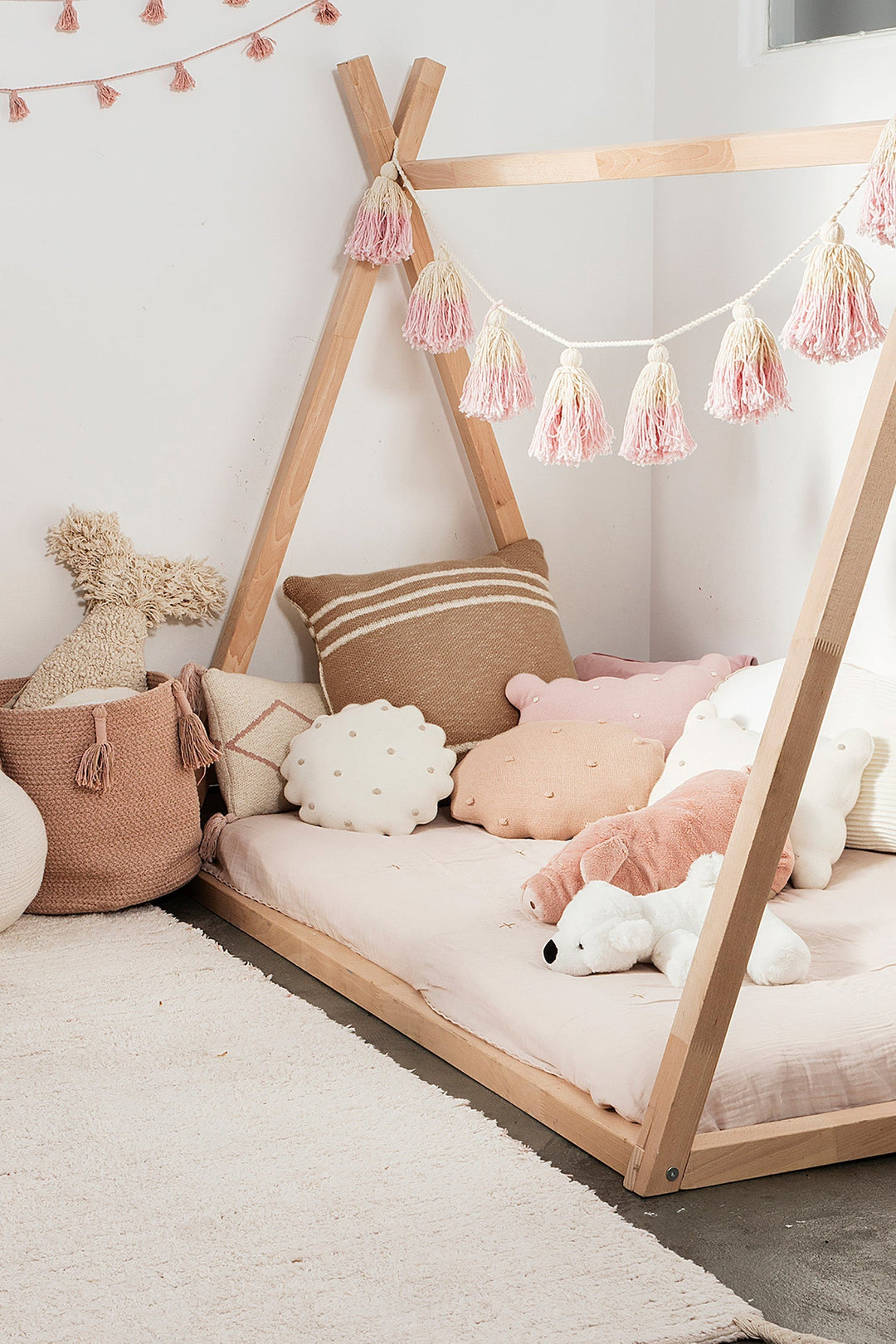 knitted cushion duetto by lorena canals sc duetto olv 18