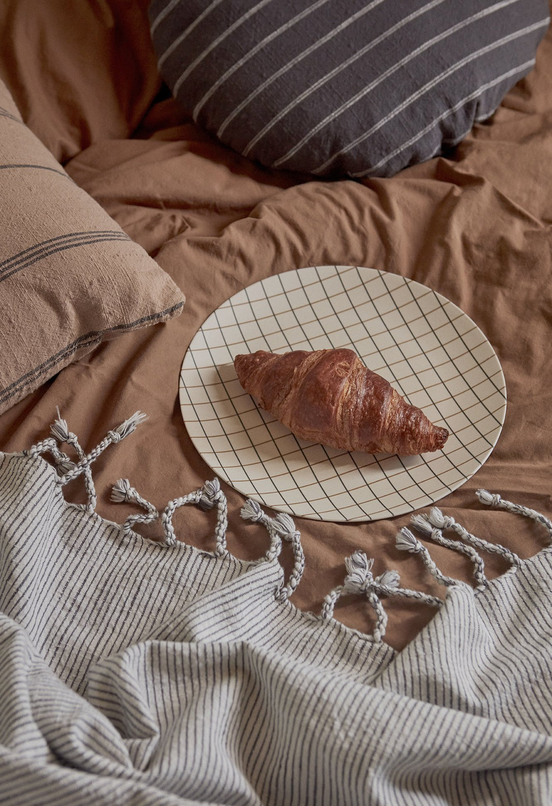 Gobi - Stripe Bed Cover - White / Anthracite
